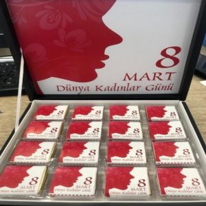 500 gr Kare Kutu Kadınlar Günü Logolu Sargılı Madlen Çikolata